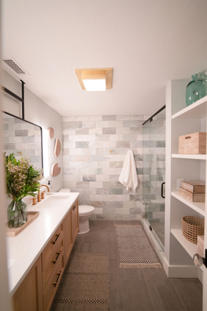 Свежая идея для дизайна: маленькая главная ванная комната в современном стиле с фасадами в стиле шейкер, светлыми деревянными фасадами, унитазом-моноблоком, зеленой плиткой, мраморной плиткой, зелеными стенами, полом из керамогранита, врезной раковиной, столешницей из искусственного кварца, серым полом, душем с распашными дверями, белой столешницей, сиденьем для душа, тумбой под две раковины и подвесной тумбой для на участке и в саду - отличное фото интерьера