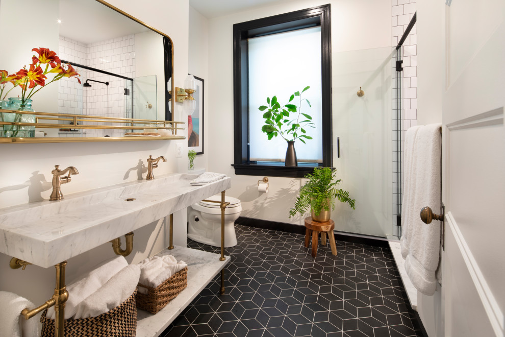 Пример оригинального дизайна: ванная комната среднего размера в стиле фьюжн с открытыми фасадами, белыми фасадами, душем в нише, унитазом-моноблоком, белыми стенами, мраморным полом, душевой кабиной, врезной раковиной, мраморной столешницей, разноцветным полом, душем с распашными дверями, белой столешницей, тумбой под две раковины, напольной тумбой и нишей