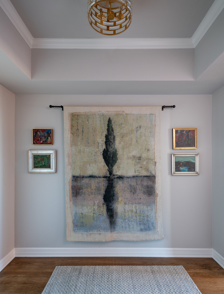 ダラスにあるエクレクティックスタイルのおしゃれな玄関ロビー (グレーの壁、無垢フローリング、茶色い床、三角天井) の写真