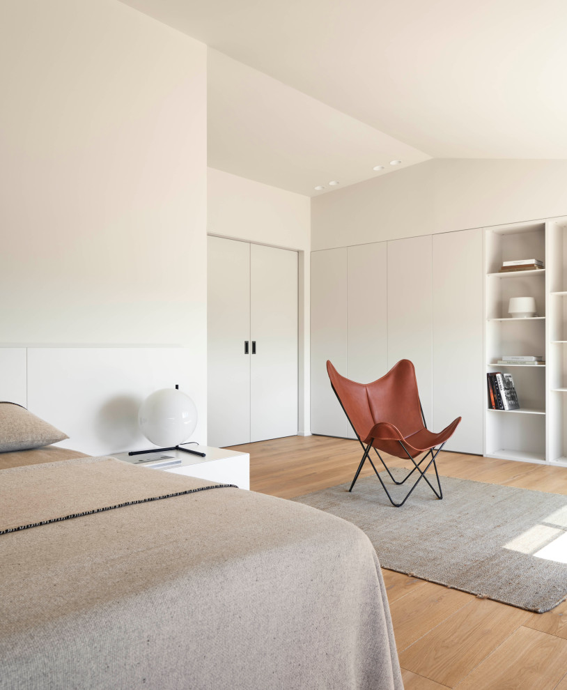 Свежая идея для дизайна: хозяйская спальня в стиле модернизм с паркетным полом среднего тона - отличное фото интерьера