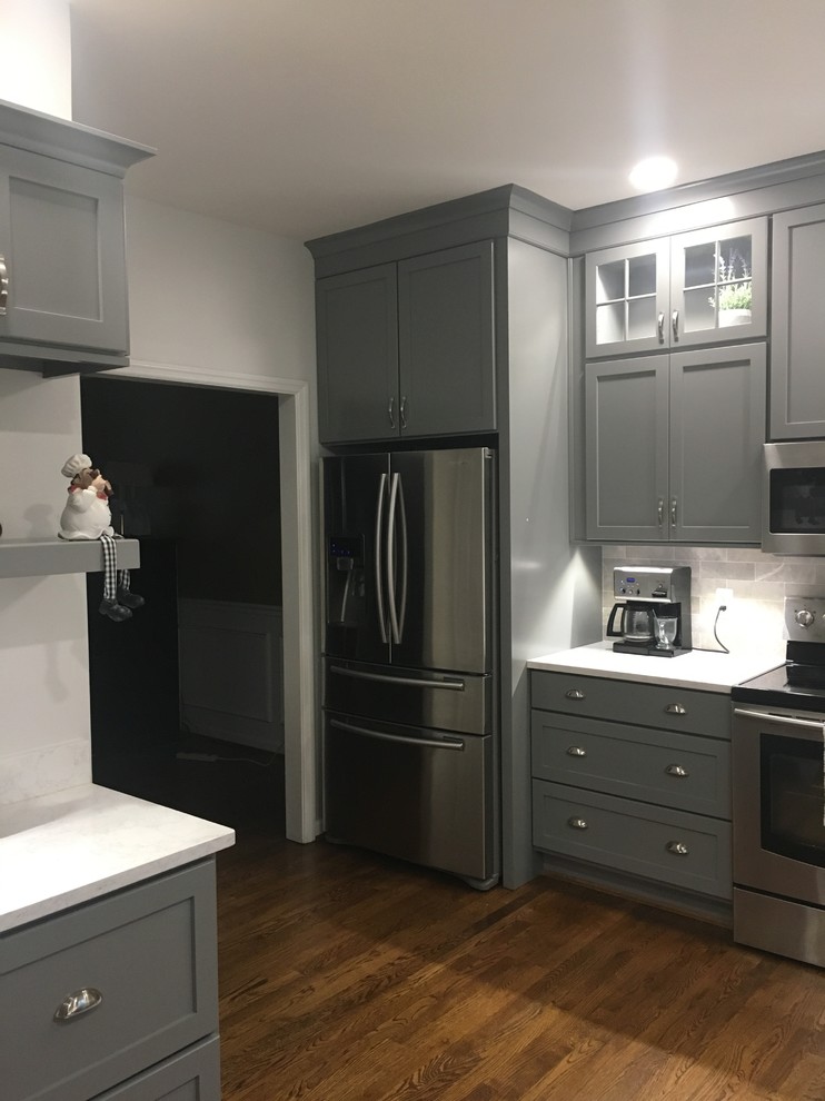 Kitchen - transitional kitchen idea in Cincinnati
