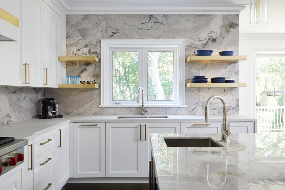 Idéer för stora funkis grått kök, med en dubbel diskho, skåp i shakerstil, vita skåp, marmorbänkskiva, grått stänkskydd, stänkskydd i marmor, rostfria vitvaror, mörkt trägolv, en köksö och brunt golv