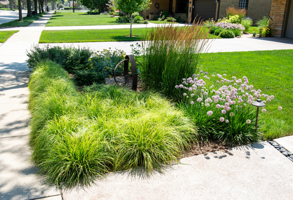 Inspiration for a mid-sized mid-century modern full sun front yard landscaping in Milwaukee.