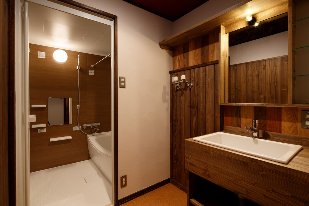 Foto på ett mellanstort vit toalett, med öppna hyllor, bruna skåp, vita väggar, korkgolv, träbänkskiva och brunt golv