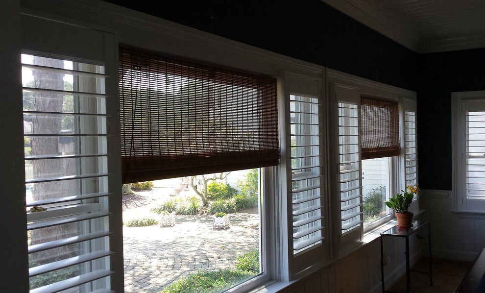 Example of a mid-sized transitional enclosed dining room design