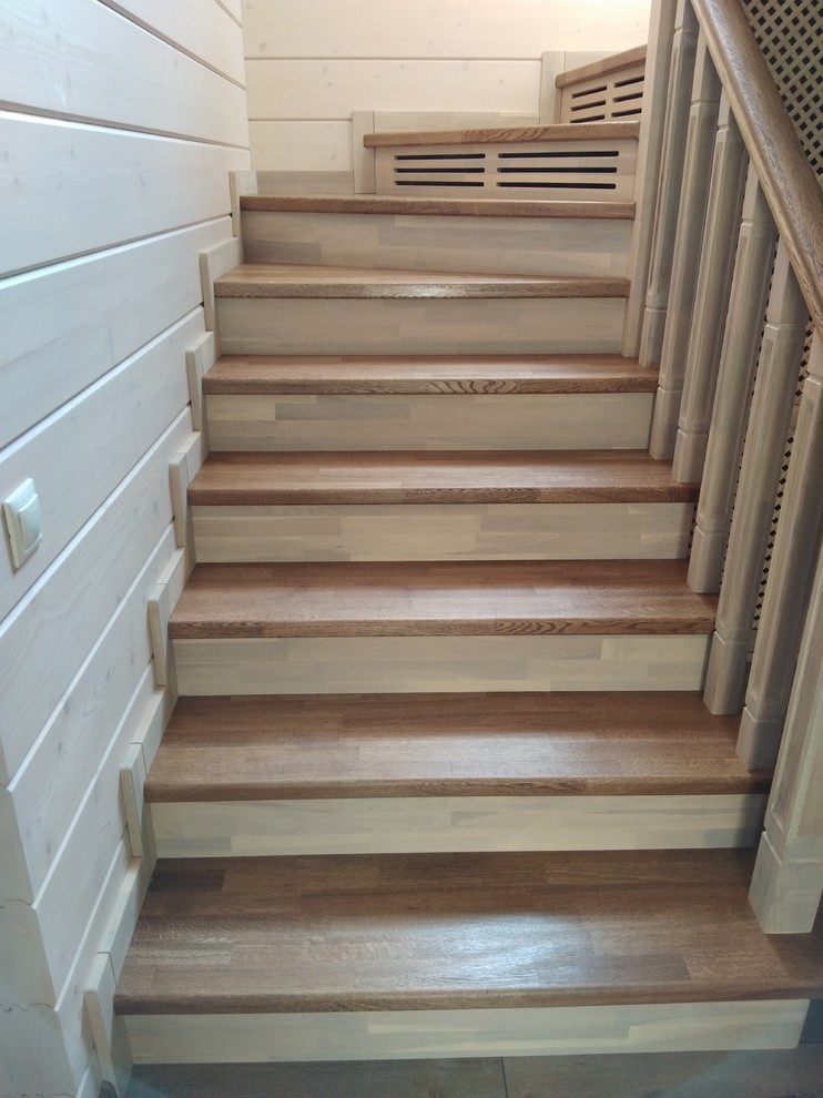 Лестница из дуба в дом из бруса