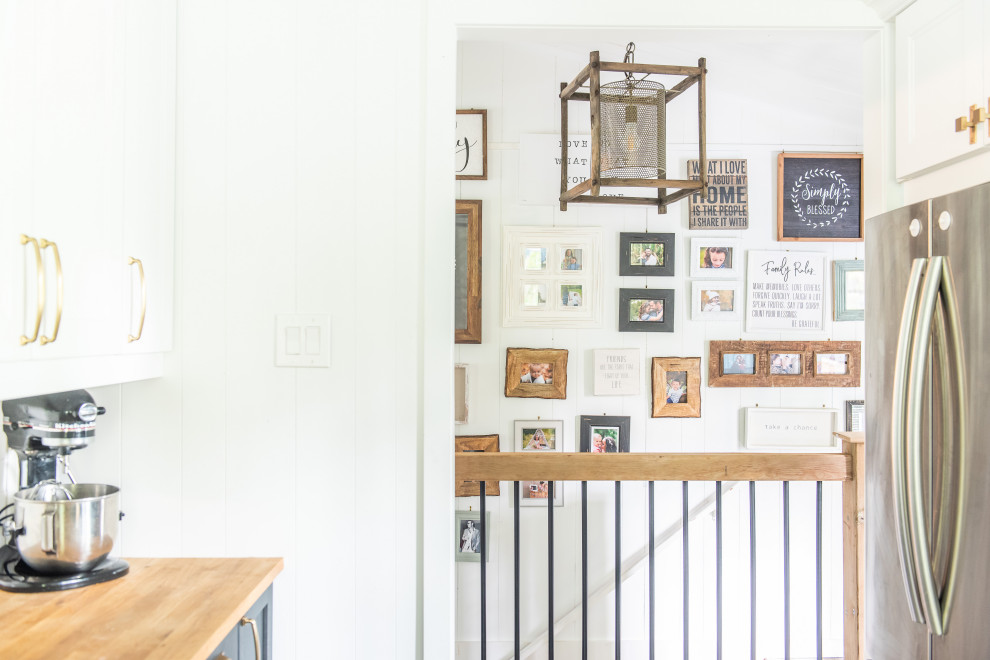 Example of a transitional home design design in Toronto