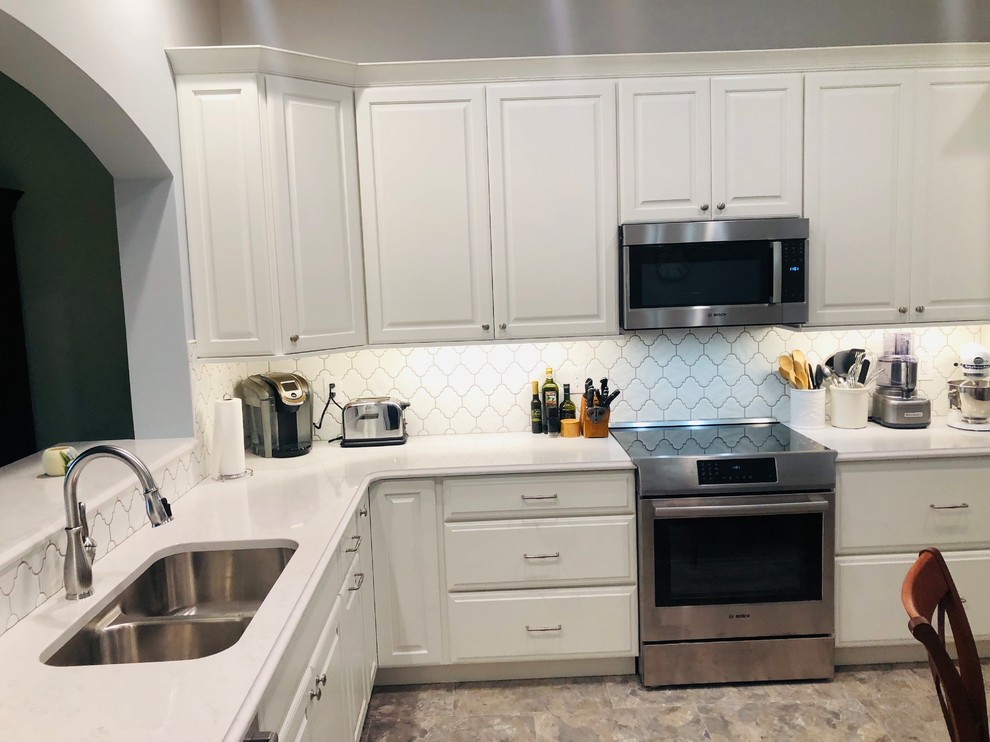 Example of a transitional home design design in Cincinnati