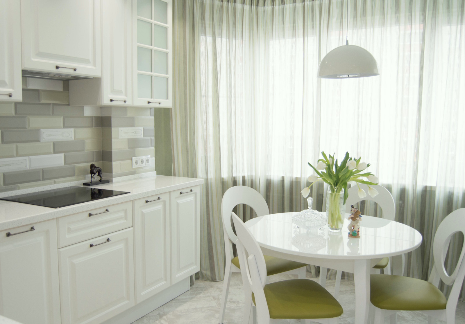 Кухня с камином