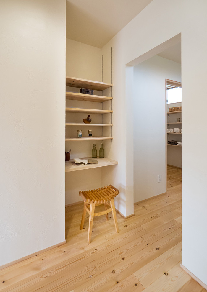 This is an example of a scandinavian home office in Tokyo Suburbs.