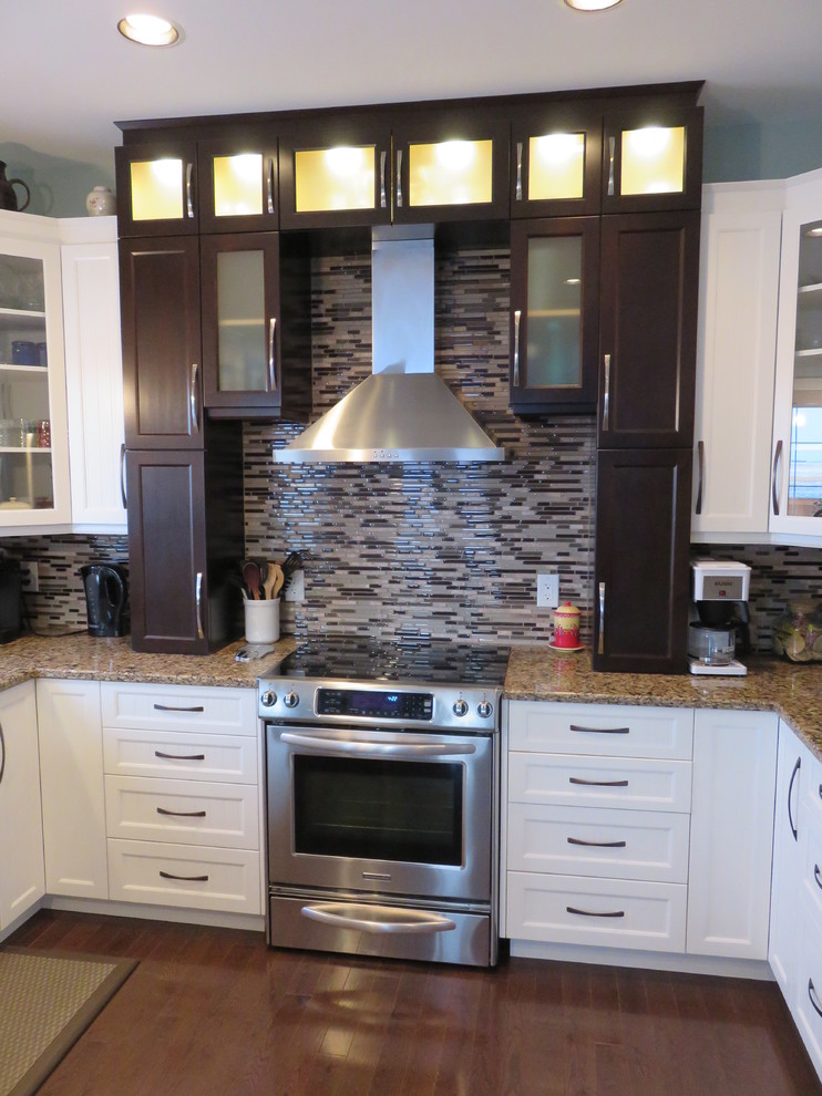 Mid-sized transitional u-shaped dark wood floor eat-in kitchen photo with quartz countertops, stainless steel appliances, white cabinets, matchstick tile backsplash, a peninsula, a double-bowl sink, shaker cabinets and brown backsplash