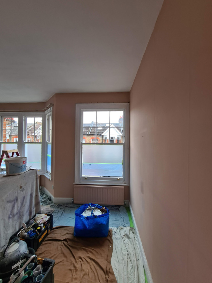 Idéer för att renovera ett stort vintage huvudsovrum, med rosa väggar, heltäckningsmatta och beiget golv