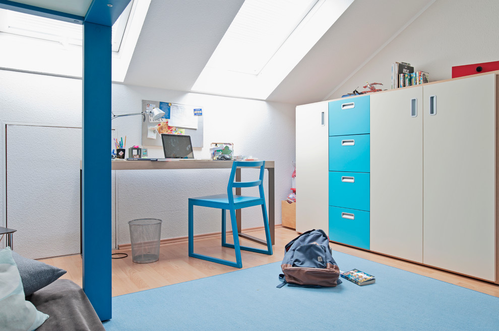 Mid-sized contemporary kids' room in Dusseldorf with white walls, carpet and blue floor for boys.