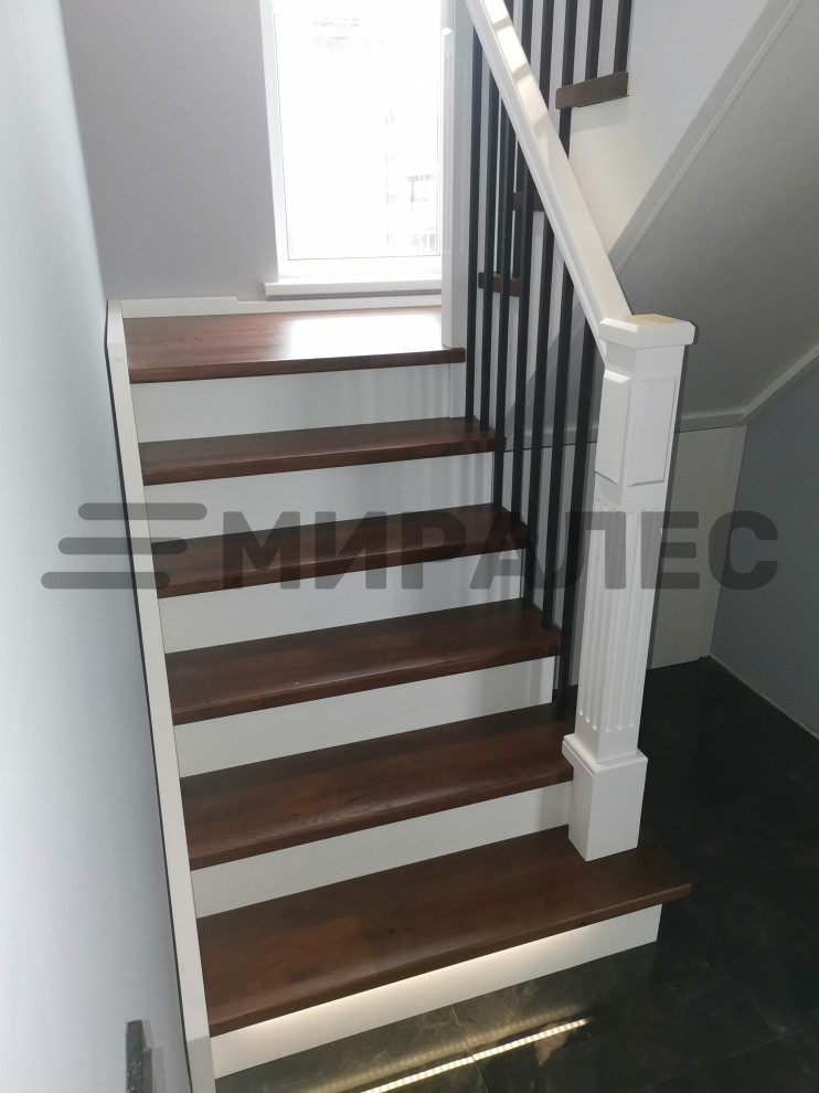 Облицовка дубом П-образной бетонной лестницы