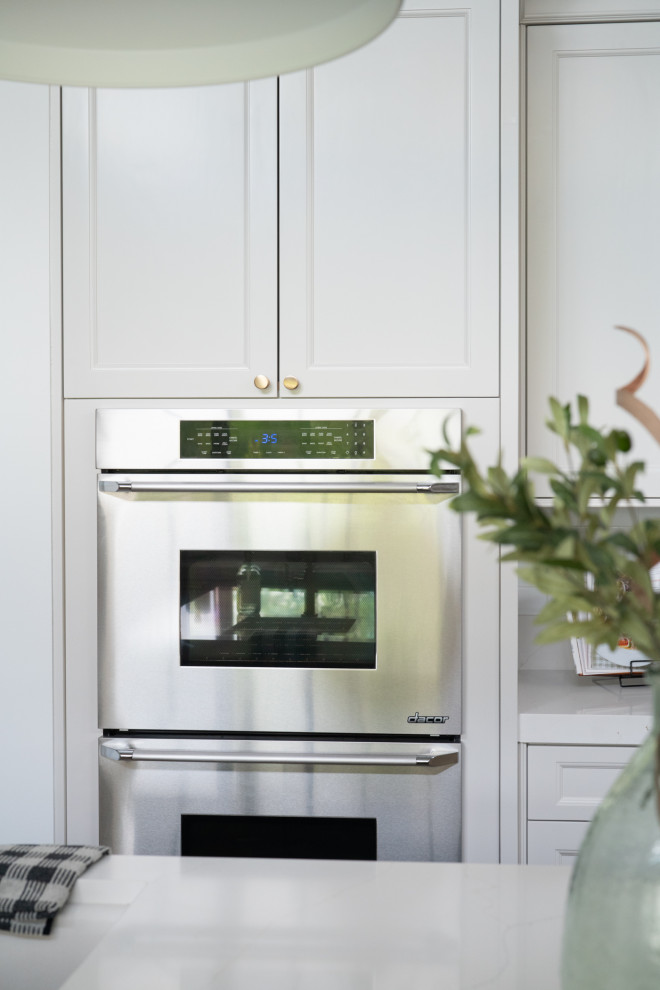 Kitchen - transitional kitchen idea in Miami