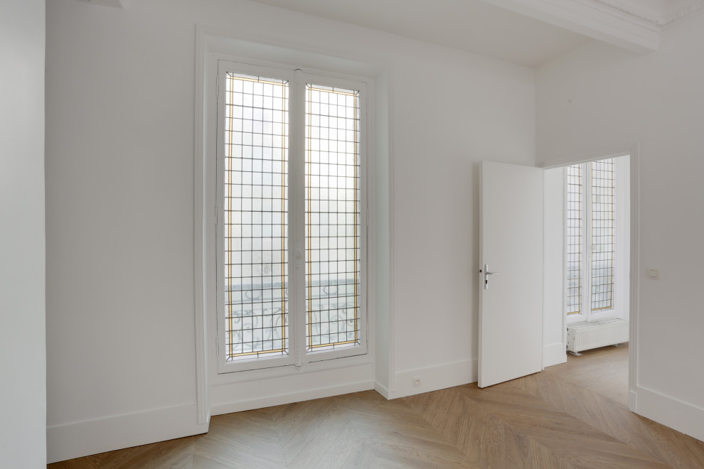 Стильный дизайн: огромная изолированная гостиная комната в стиле неоклассика (современная классика) с белыми стенами, полом из линолеума, бежевым полом и панелями на стенах без камина - последний тренд