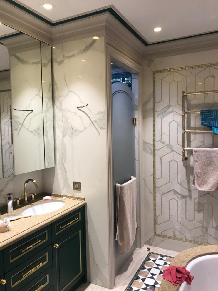 Стеклянная дверь в душевую