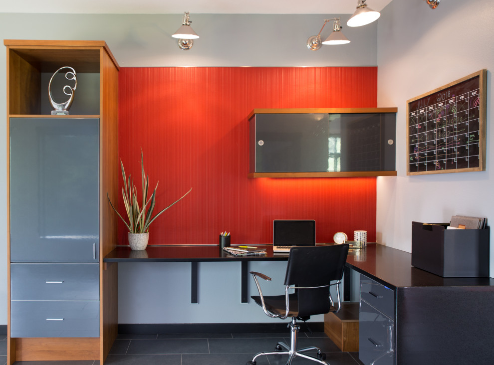 Foto på ett mellanstort funkis hemmastudio, med flerfärgade väggar, ett inbyggt skrivbord, skiffergolv och grått golv