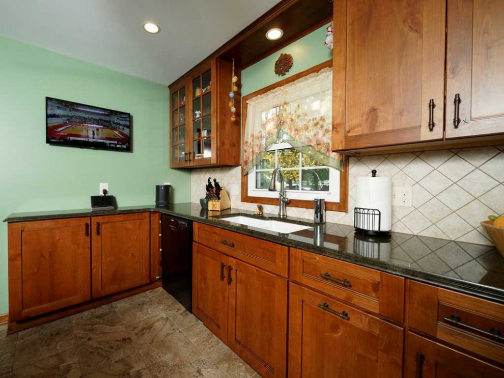 Exemple d'une cuisine américaine montagne de taille moyenne avec des portes de placard marrons, un plan de travail en granite et un plan de travail vert.