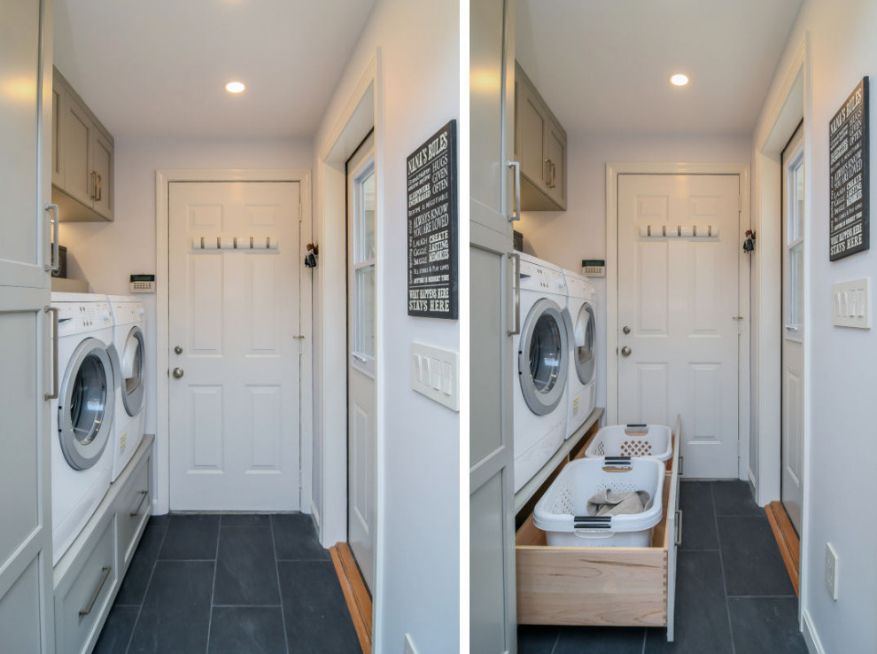 Foto di una lavanderia chic con ante grigie, pareti grigie, pavimento in gres porcellanato, lavatrice e asciugatrice affiancate e pavimento nero