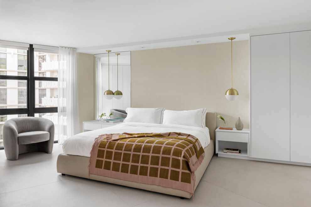 Diseño de dormitorio principal minimalista grande con paredes beige, suelo de baldosas de porcelana, suelo gris y papel pintado
