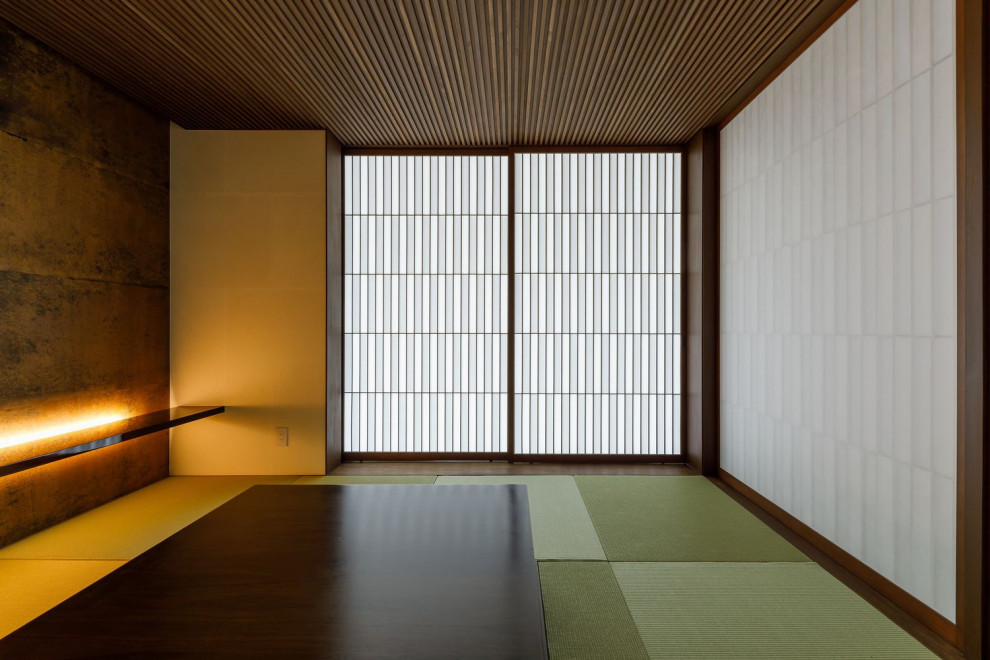 大阪にある高級な小さなアジアンスタイルのおしゃれなリビング (白い壁、畳、テレビなし、緑の床、板張り天井、壁紙) の写真