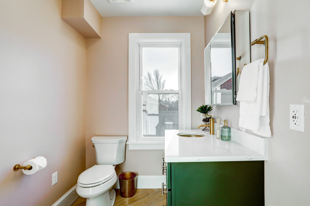 Пример оригинального дизайна: большая главная ванная комната со стиральной машиной в современном стиле с фасадами с утопленной филенкой, зелеными фасадами, душем в нише, бежевыми стенами, полом из винила, монолитной раковиной, столешницей из искусственного кварца, коричневым полом, душем с раздвижными дверями, желтой столешницей, тумбой под одну раковину и встроенной тумбой