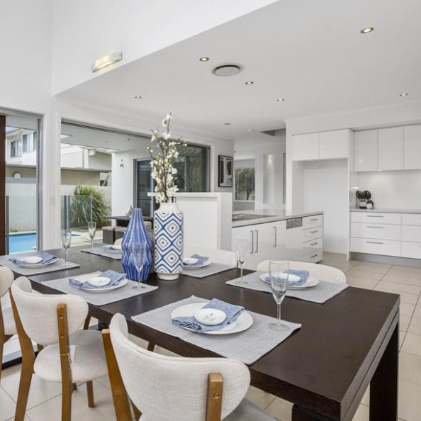Inspiration for a large beach style open plan kitchen in Gold Coast - Tweed.