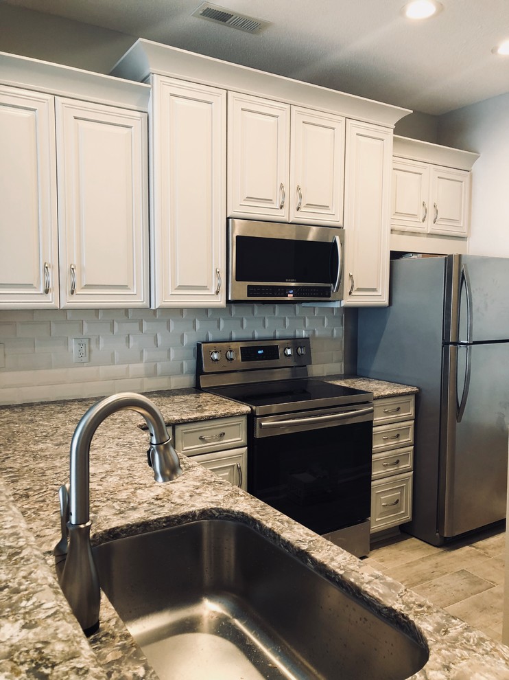 Kitchen - mid-sized transitional kitchen idea