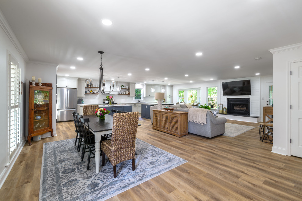 Inspiration for a transitional home design remodel in Atlanta