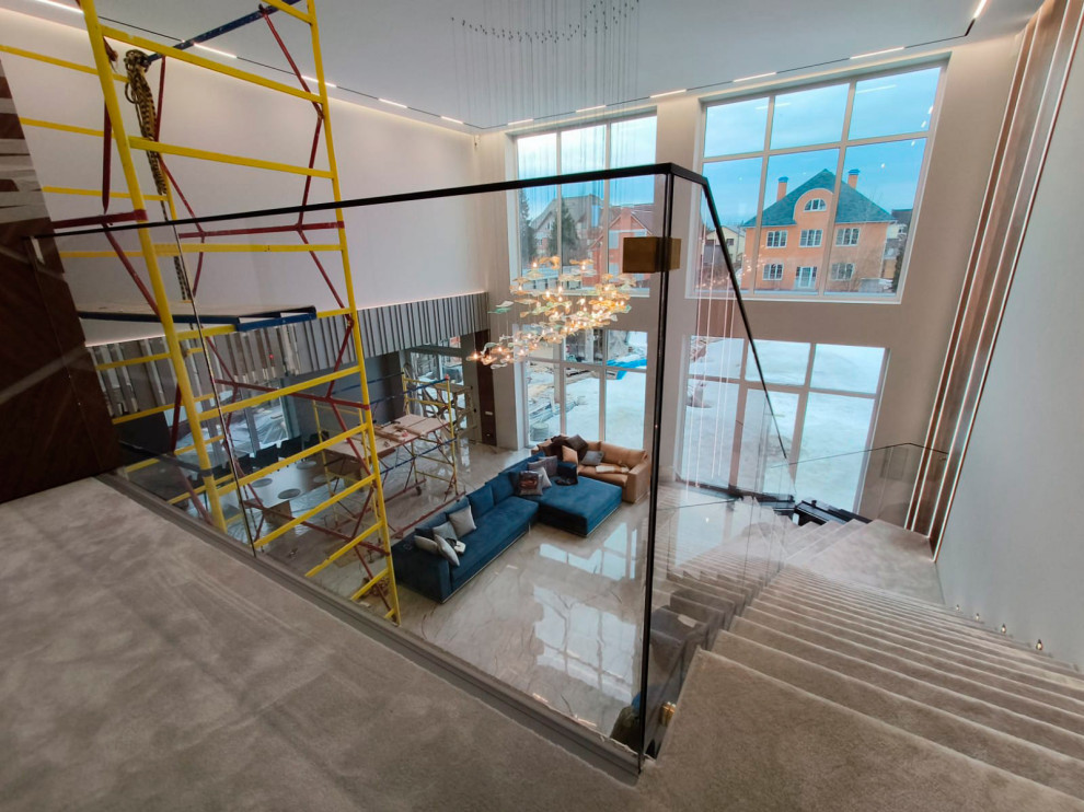 Цельностеклянное ограждение в частном доме (“Горки-2”)