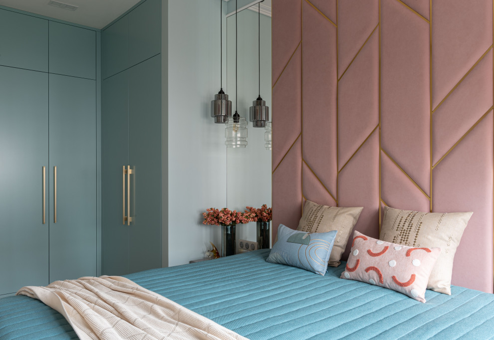 Идея дизайна: хозяйская спальня среднего размера в современном стиле с акцентной стеной
