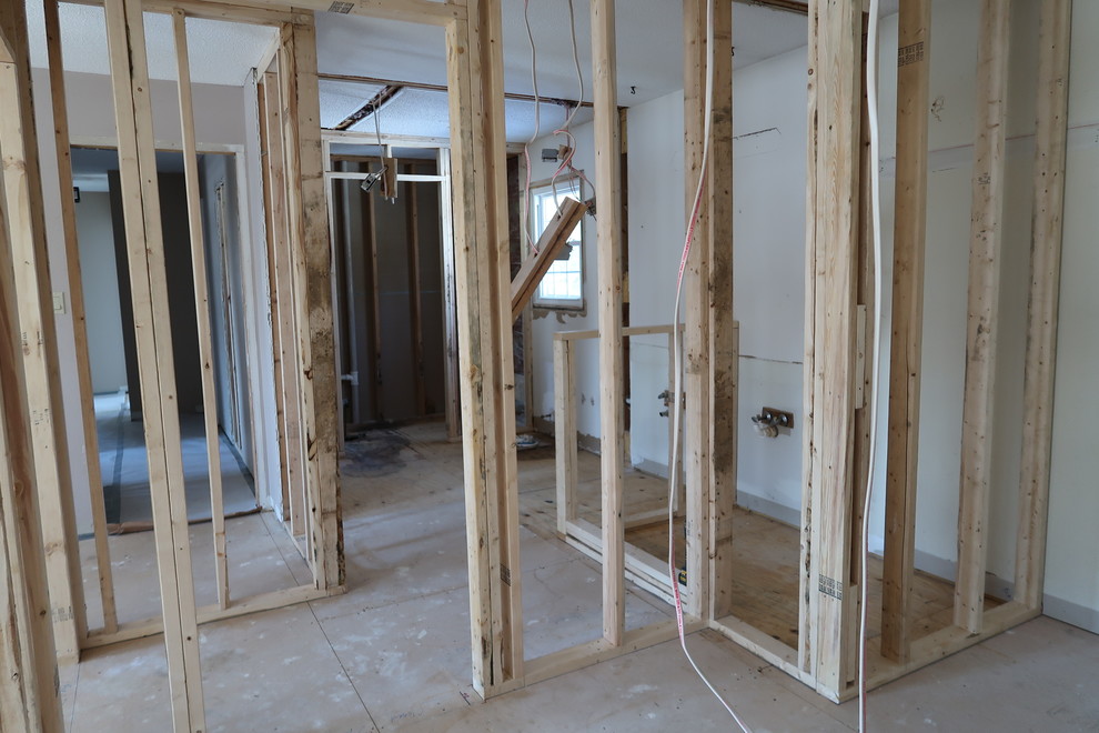 Mid-sized transitional master bathroom photo