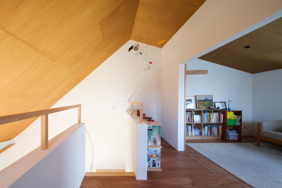 Aménagement d'une chambre d'enfant moderne de taille moyenne avec un mur blanc, un sol marron, un plafond en lambris de bois et du lambris de bois.