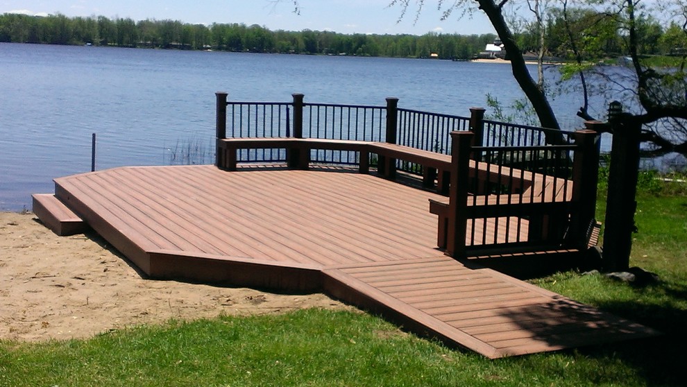 Photo of a modern deck in Grand Rapids.