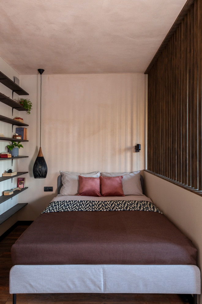 На фото: маленькая спальня в современном стиле с бежевыми стенами и полом из керамогранита для на участке и в саду