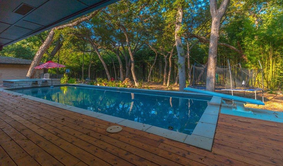 Inspiration for a mid-sized transitional backyard rectangular lap hot tub remodel in Orange County with decking