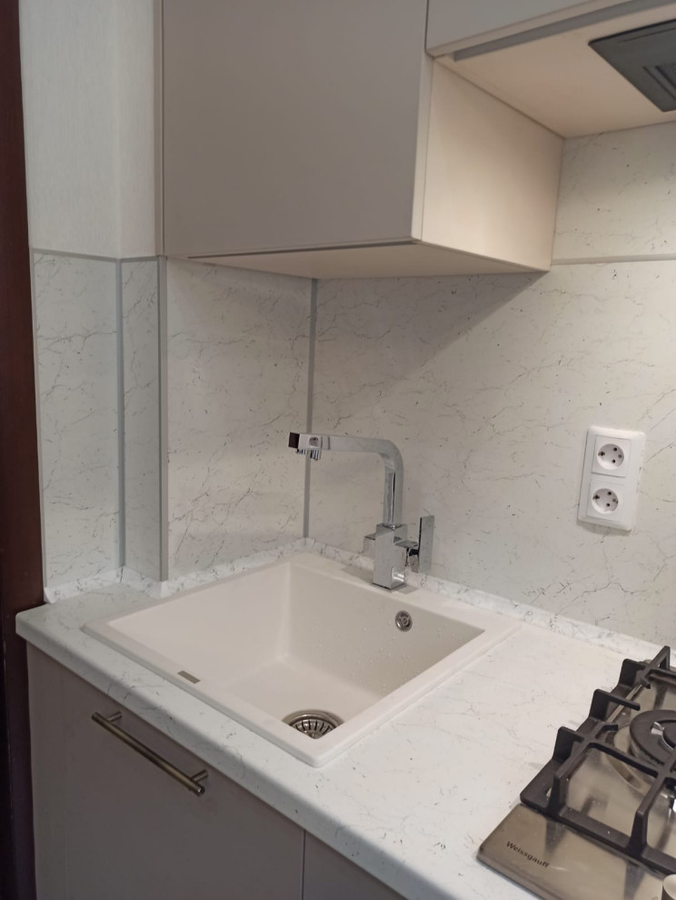 Небольшая кухня в бежевых тонах с комодом