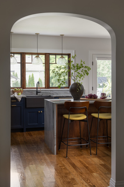 Kitchen of the Week: Walnut, Navy Blue and an Eat-In Turret Too