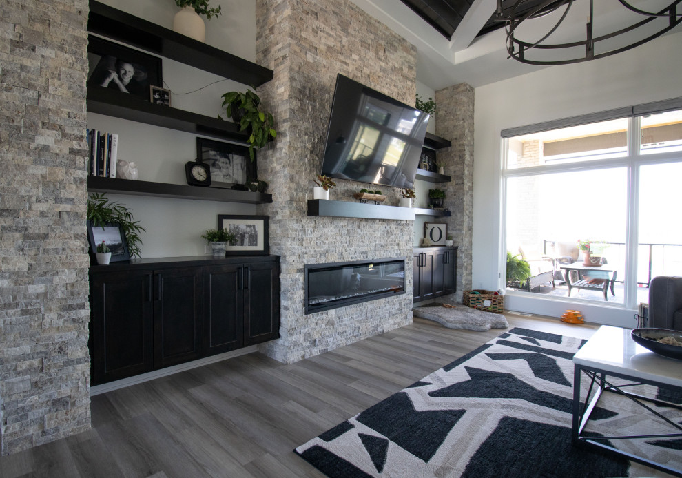 Пример оригинального дизайна: открытая гостиная комната в стиле модернизм с белыми стенами, горизонтальным камином, фасадом камина из каменной кладки, телевизором на стене и деревянным потолком