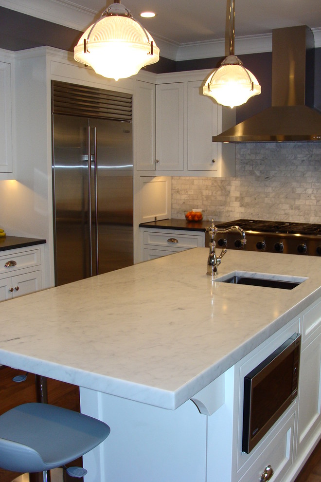Kitchen - traditional kitchen idea in Chicago