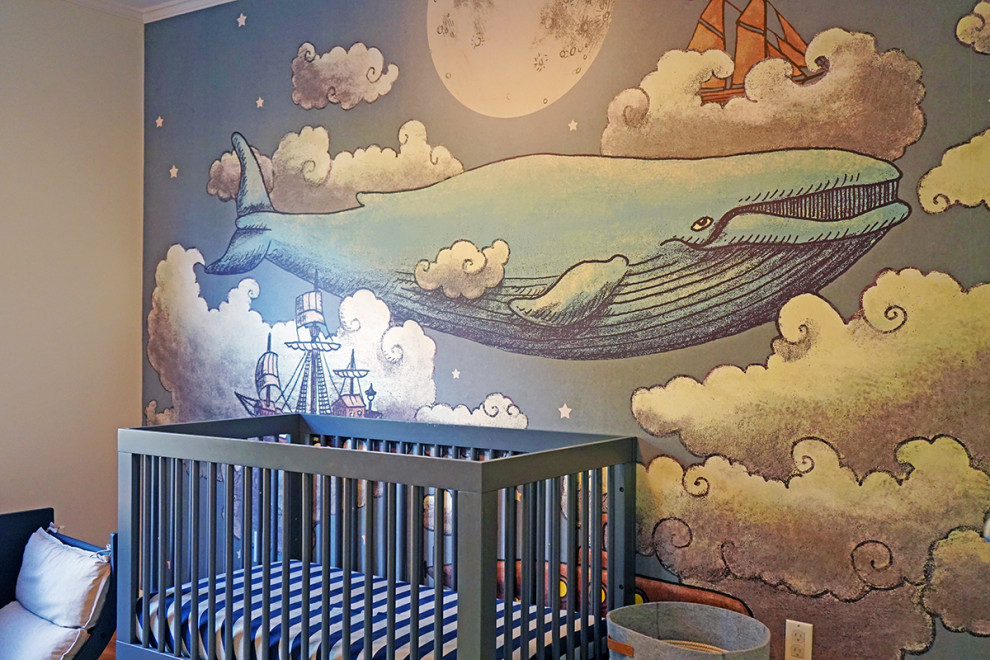 Ejemplo de dormitorio infantil de 1 a 3 años moderno pequeño con suelo de madera clara y papel pintado