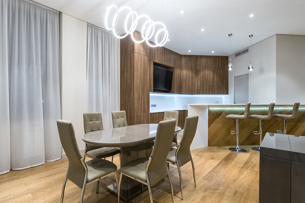 Просторная квартира с 2 спальнями в серых тонах.