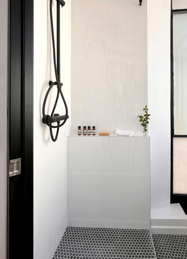 Cette image montre une salle de bain nordique.