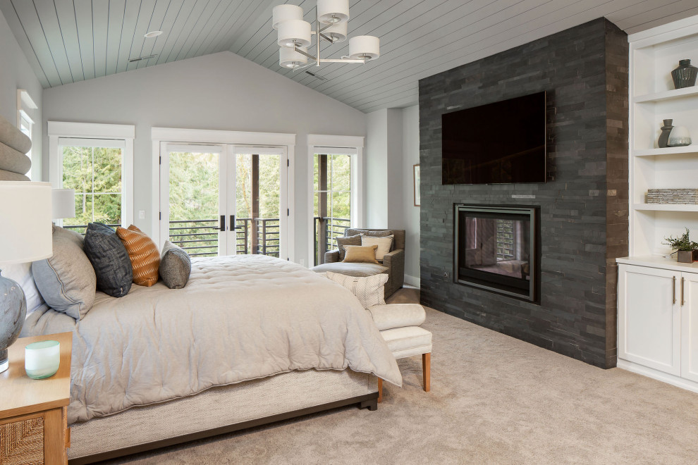 シアトルにある中くらいなコンテンポラリースタイルのおしゃれな主寝室 (ベージュの壁、カーペット敷き、標準型暖炉、金属の暖炉まわり) のレイアウト