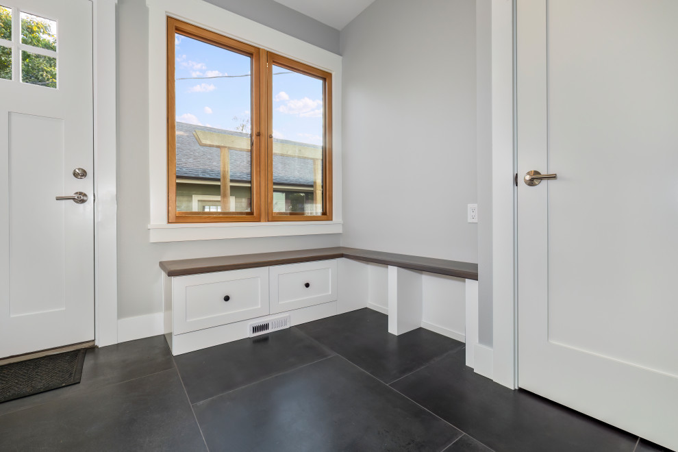 Example of a mountain style entryway design in Seattle