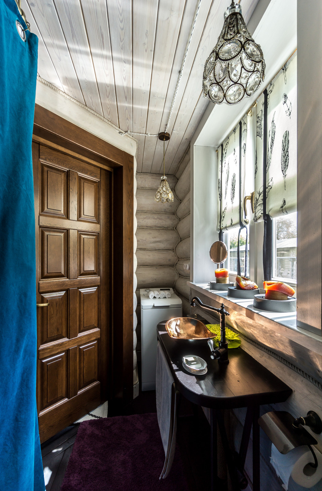 Черно-белая баня с яркими акцентами