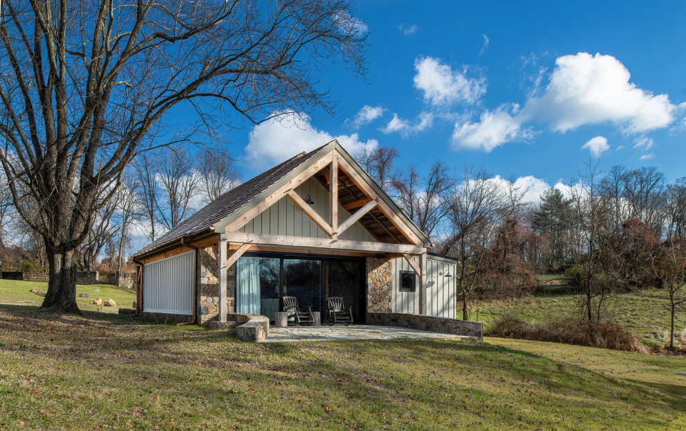 Idées déco pour une petite façade de maison blanche montagne en bois et planches et couvre-joints de plain-pied avec un toit à deux pans, un toit en shingle et un toit bleu.