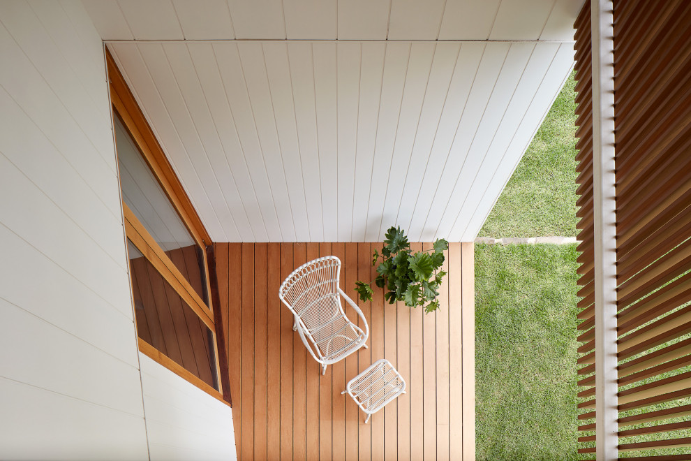 Esempio di una piccola privacy sulla terrazza design dietro casa e a piano terra con un tetto a sbalzo