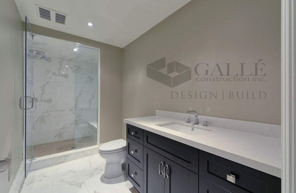 Idee per una stanza da bagno classica di medie dimensioni con ante in stile shaker, ante in legno bruno, WC monopezzo e piastrelle bianche